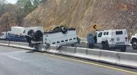 Vuelca camión de la Guardia Nacional en la autopista de Occidente 