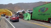 Accidente de camión nodriza se accidenta en la Autopista Siglo XXI