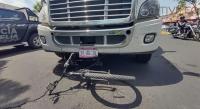 Hombre se salva de morir aplastado por un tráiler