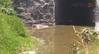 Localizan un cadáver flotando en un canal de aguas negras