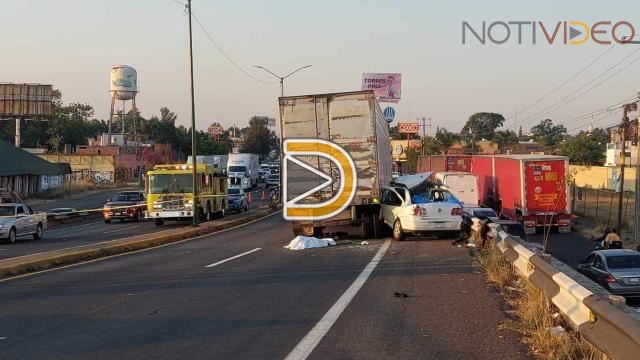 Choca auto contra retaguardia de tráiler en puente de Calzada La Huerta ; hay 1 muerto y 3 heridos 