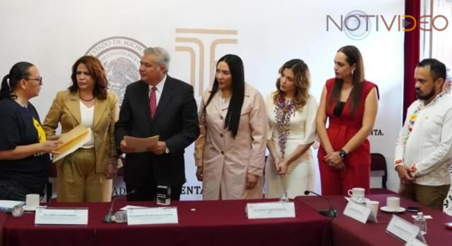Recibe 76 Legislatura propuesta de iniciativa de manos de colectivo de periodistas