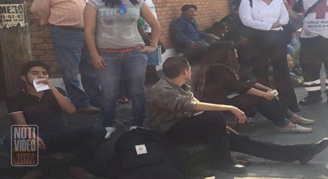Choca combi con camión repartidor de gas