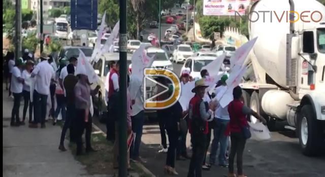 Simpatizantes promueven a candidatos al Senado por el PRI frente a Casa de Gobierno