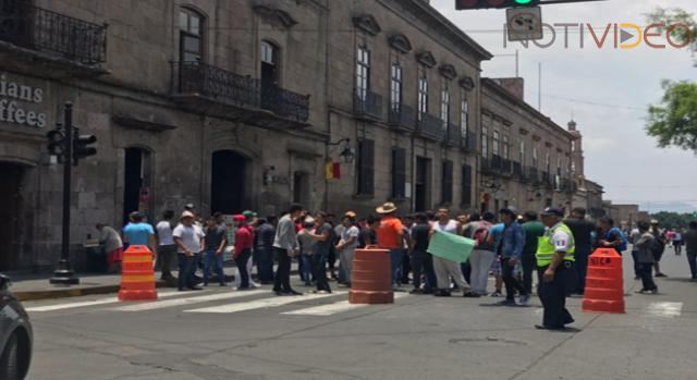Estudiantes bloquean la calle Madero en el Centro Histórico