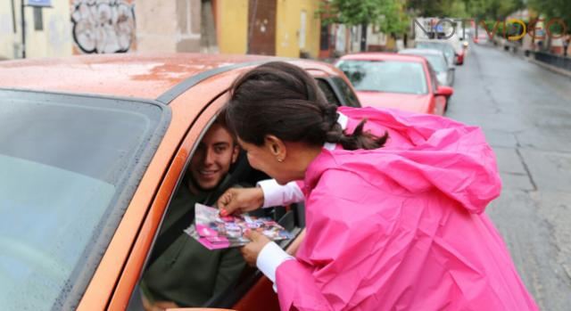 Ni la lluvia detiene a Cocoa Calderón 
