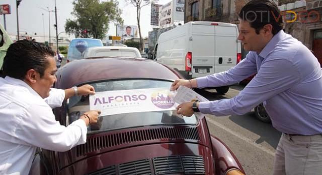 Alfonso Martínez realiza volanteo por calles de  Morelia 