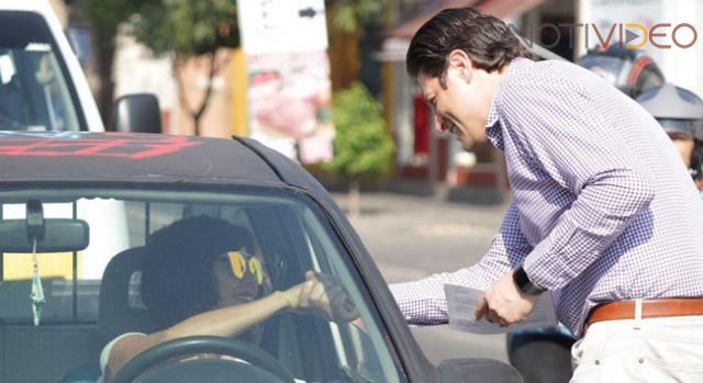 Poncho Martínez hace campaña a pie y casa por casa en Morelia