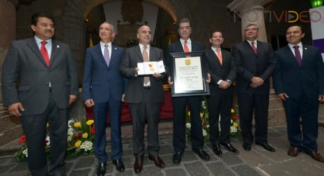 Ayuntamiento de Morelia entrega la Presea Generalísimo Morelos al ex Gobernador Agustín Arriaga Rive