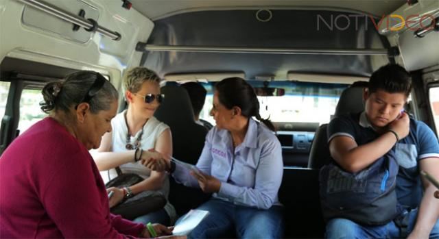 Luisa María Calderón Cocoa platicó con usuarios de transporte público