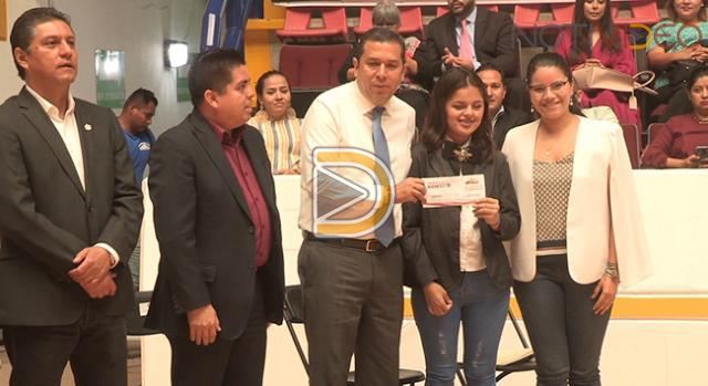 Entregan las primeras becas para jóvenes universitarios
