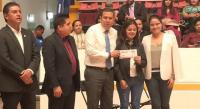 Entregan las primeras becas para jóvenes universitarios
