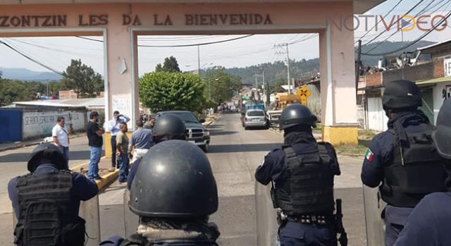 Normalistas y policías se enfrentan de nueva cuenta en Caltzontzin 