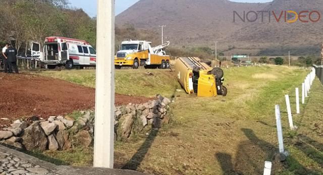 Camión de transporte de jornaleros vuelca; hay 35 lesionados 