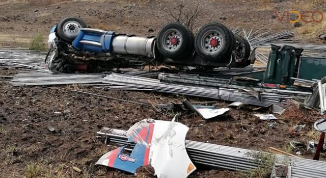 Vuelca una tráiler cargado de varilla y muere su chófer 