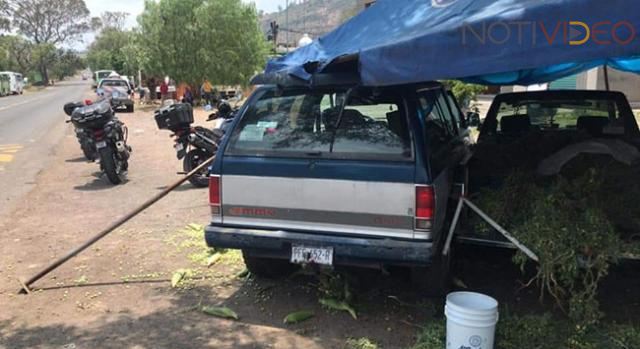 Camioneta choca contra un puesto de elotes