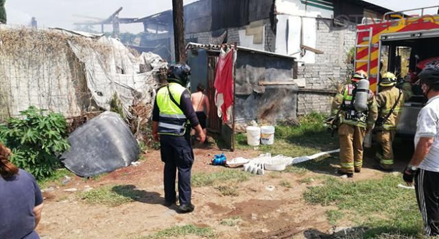 Se quema una choza de madera y cartón en un predio irregular