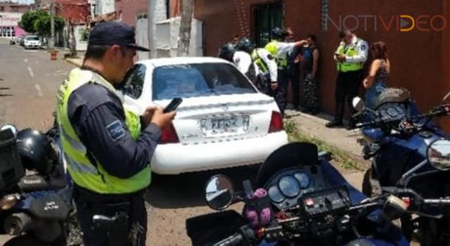Motociclista de Tránsito del Estado aseguran un carro robado con violencia en Apatzingán