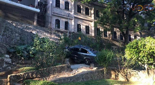 Carro cae al vacío desde un estacionamiento en la subida a Santa María