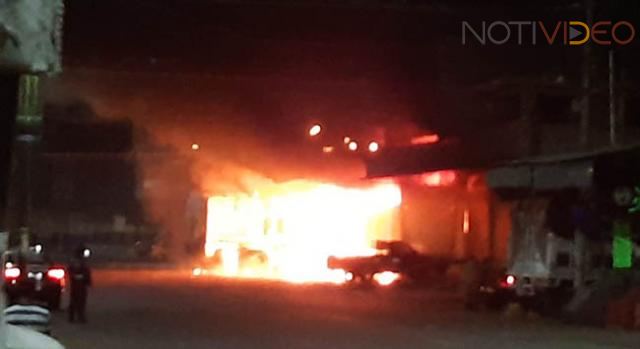 Se incendia una bodega y varios carros en la Central de Abastos