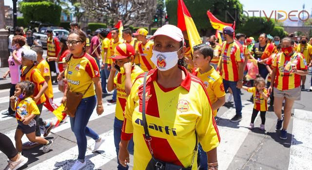 Afición desafía al Covid-19 y pide permanencia de Monarcas