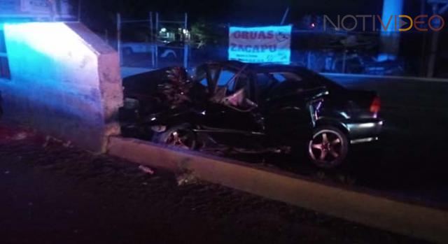 Elemento de la Policía muere al chocar en su auto esta madrugada.