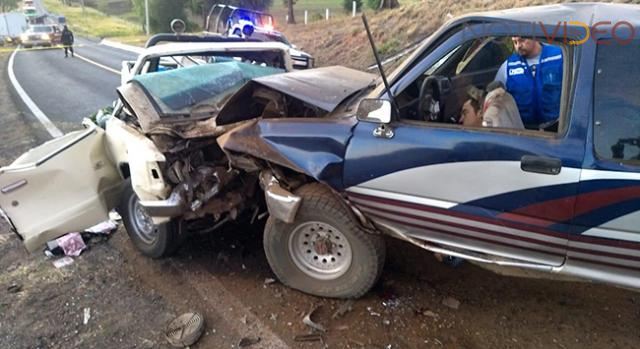Encontronazo entre  camionetas deja dos muertos