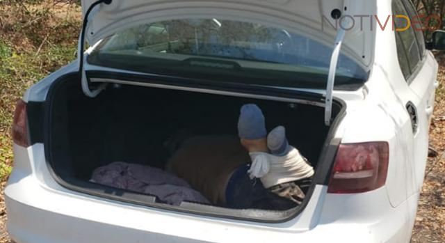 Abandonan el cuerpo de un sujeto en la cajuela de un carro 