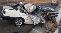 Chofer de un taxi vive de milagro después de chocar contra un camión en la autopista Siglo XXI 