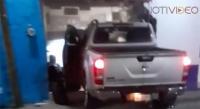 Automovilista embiste a pistoleros que lo querían matar y se estrella contra un negocio