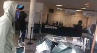 Normalistas vandalizan secretaría de Fianzas de Michoacán