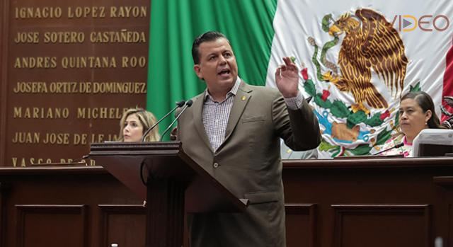 Propone Memo Valencia renovar placas cada diez años en Michoacán