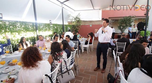 Expone Alfonso Martínez su Plan de Gobierno ante contadores de Morelia