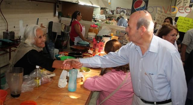 Fausto Vallejo recorre Mercado San Juan