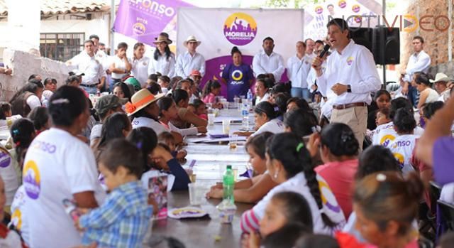 Con gran recibimiento, Alfonso Martínez anuncia en San Miguel del Monte continuidad.
