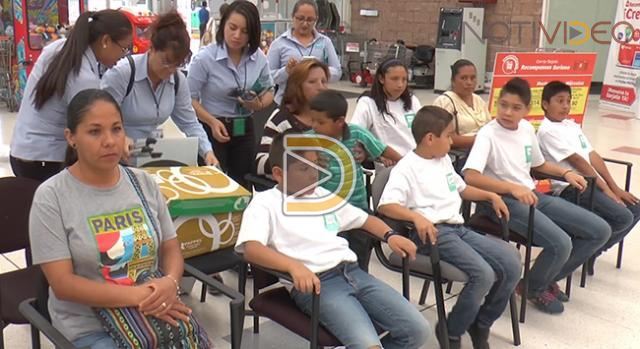 Niños de bajos recursos son apoyados para que no dejen sus estudios