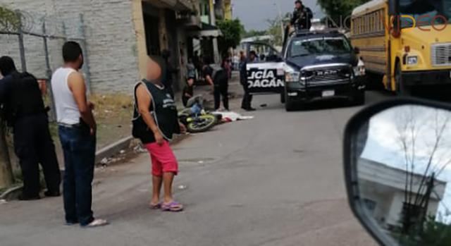 Balean a dos hermanos cuando viajaban en una moto, uno murió 