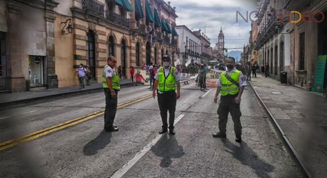 Normalistas y profesores de la CNTE se manifiestan frente a Palacio de Gobierno 
