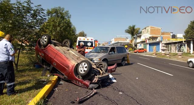 Volcadura deja dos personas lesionadas 