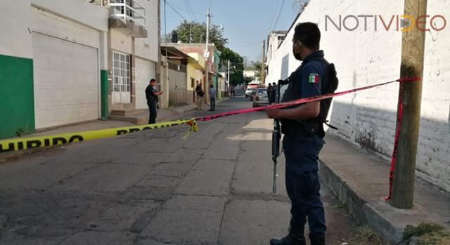 Localizan a un hombre colgado con una cuerda
