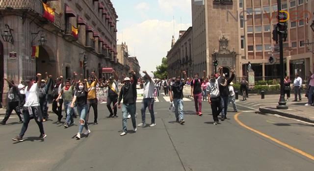 Normalistas bloquean avenidas principales.