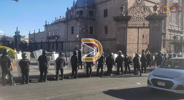 Granaderos replegan a normalistas 