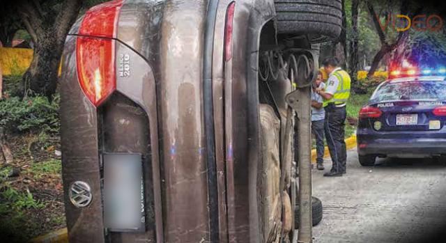 Auto vuelca sobre la avenida Camelinas 