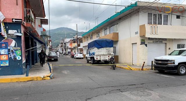 Un comando  rafaguea una  casa y un automóvil en la colonia  Bellavista 