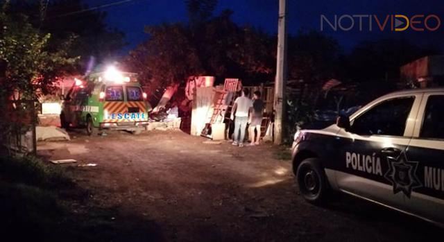 Atacan a balazos a una pareja adulta dentro de su casa 