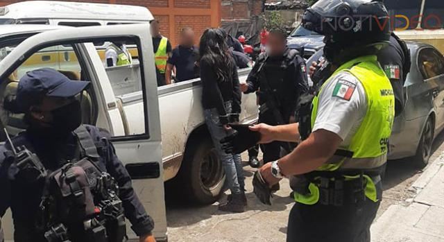 Moto patrulleros aseguran una camioneta que había sido robada minutos antes