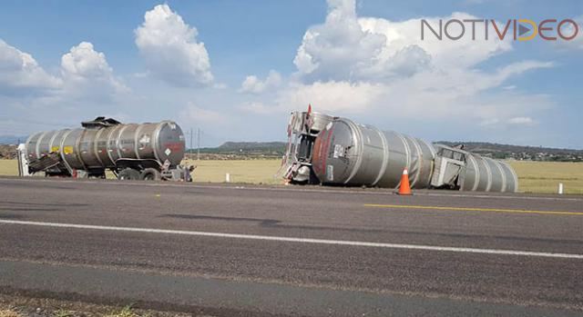 Camioneta se impacta contra una pipa, una mujer falleció