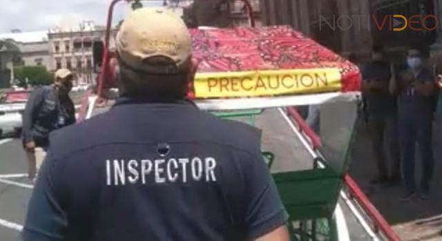 Inspectores de transportes decomisan un bici taxi frente a la Catedral