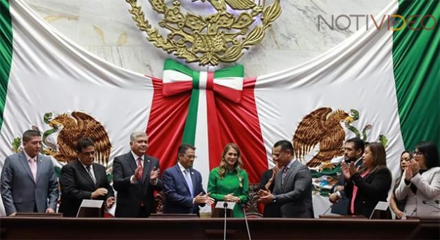 Congreso del Estado impone Condecoración Melchor Ocampo al Colegio de Notarios de Michoacán