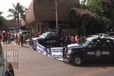 Continúa el operativo de autoridades federales y estatales al interior de la Casa Hogar La Gran....